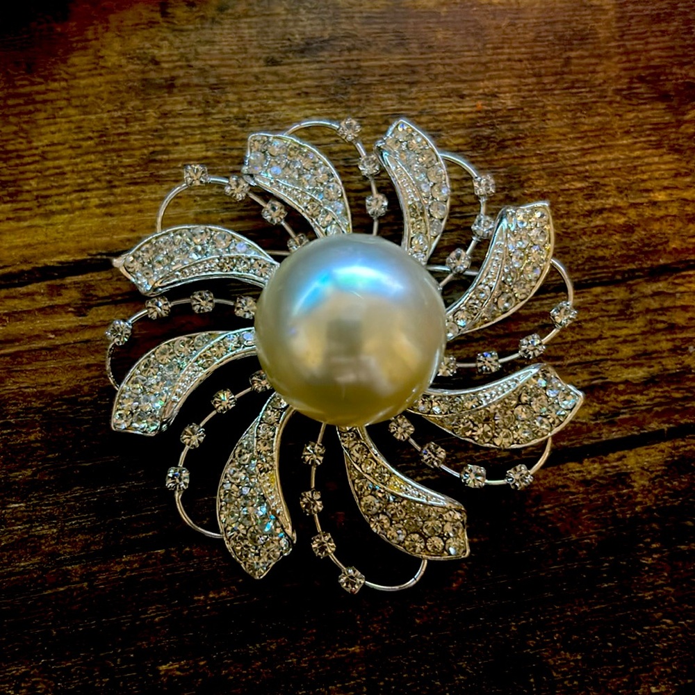 Silver tone Faux Pearl Brooch